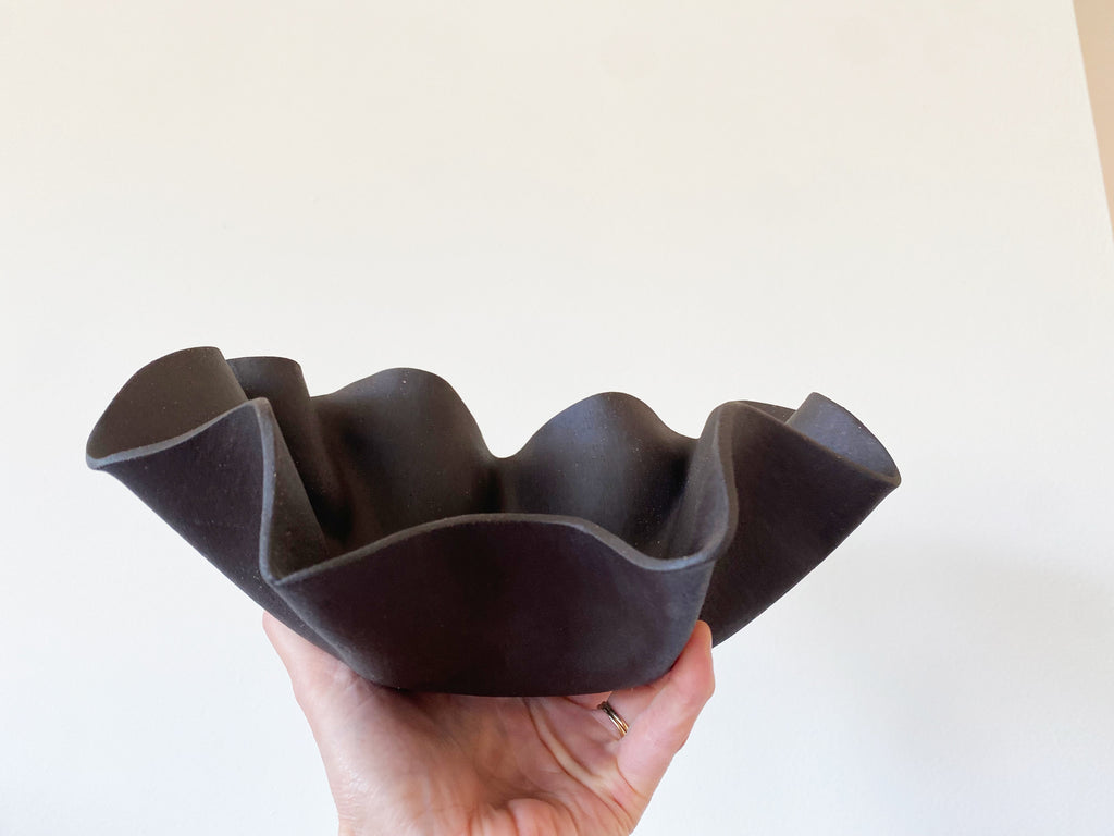 Ruffle Bowl Black Salto